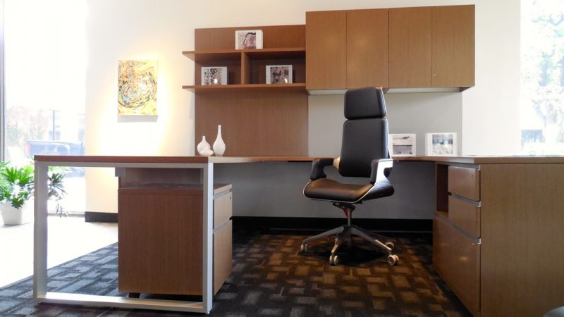 What Are The Different Types Of Office Desks & Material Options?